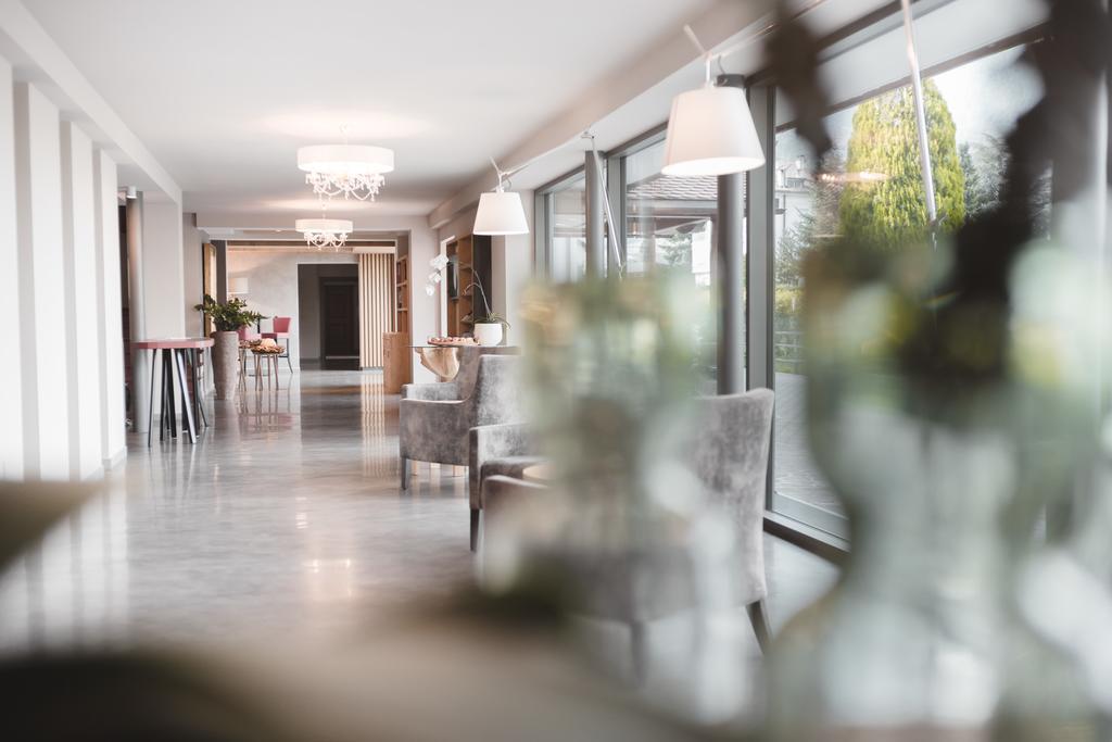 Hotel Tiefenbrunn Gardensuites & Breakfast Lana Bagian luar foto