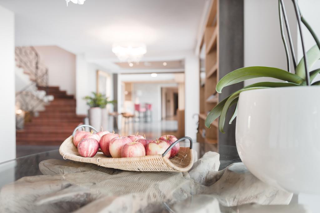 Hotel Tiefenbrunn Gardensuites & Breakfast Lana Bagian luar foto