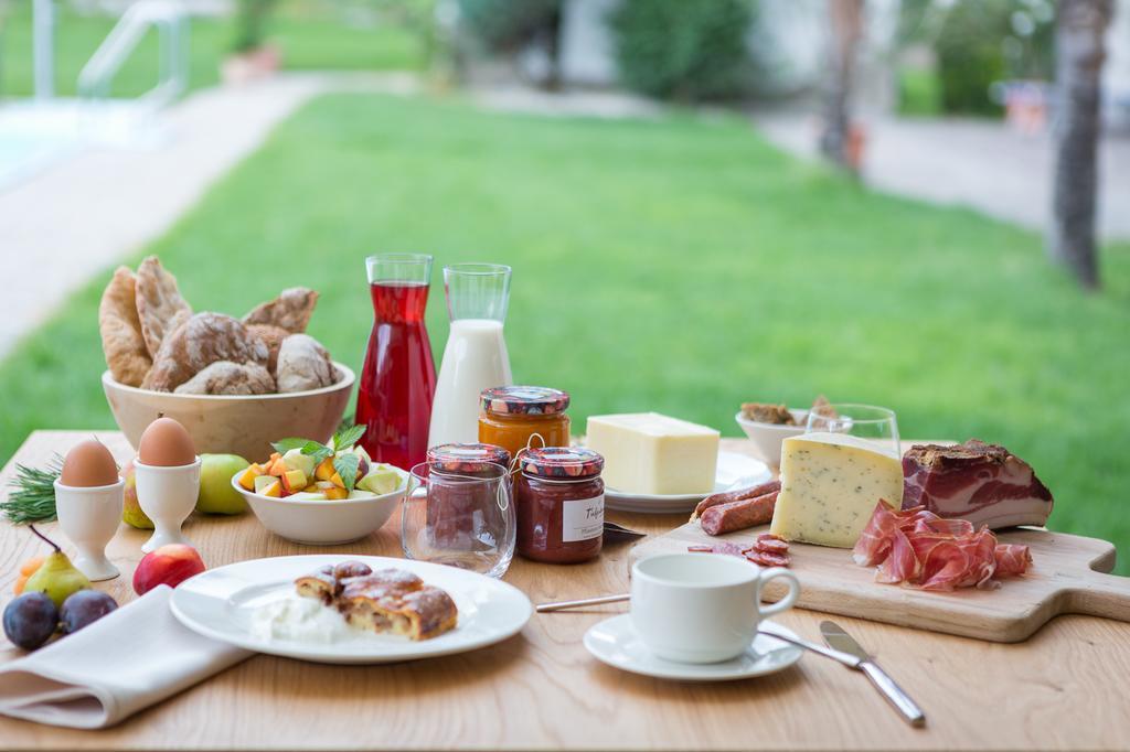 Hotel Tiefenbrunn Gardensuites & Breakfast Lana Bagian luar foto