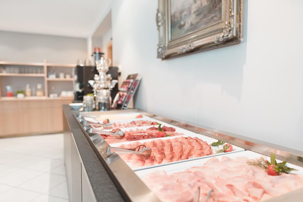 Hotel Tiefenbrunn Gardensuites & Breakfast Lana Bagian luar foto