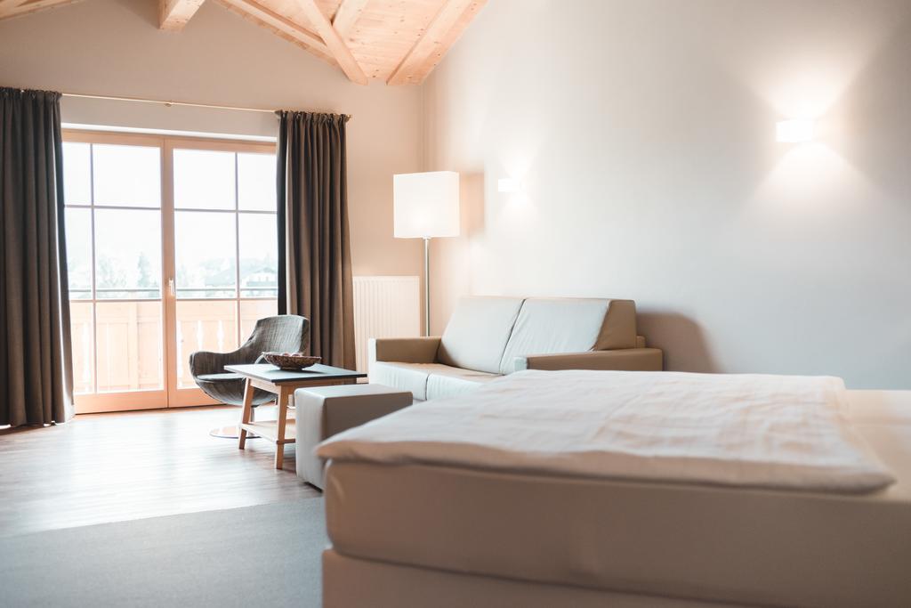 Hotel Tiefenbrunn Gardensuites & Breakfast Lana Bagian luar foto