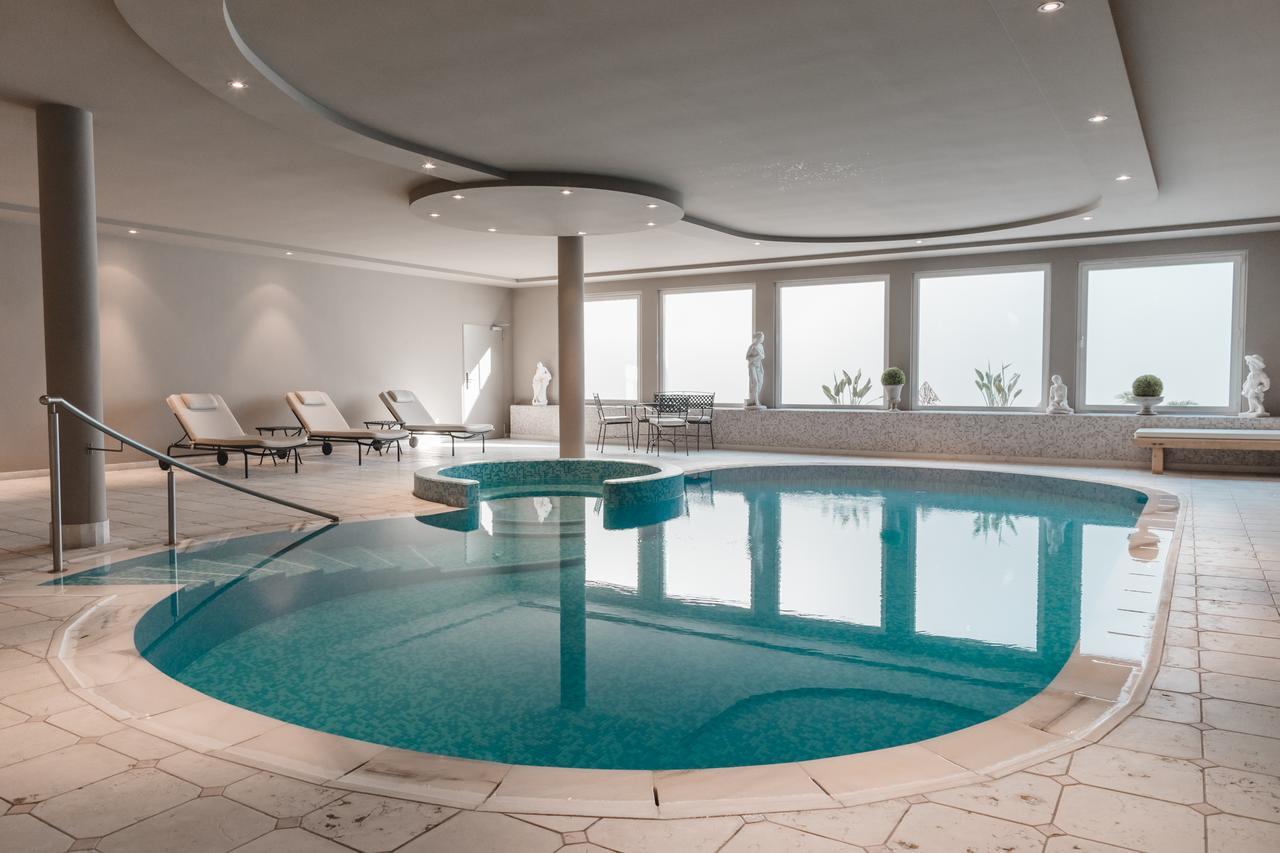 Hotel Tiefenbrunn Gardensuites & Breakfast Lana Bagian luar foto
