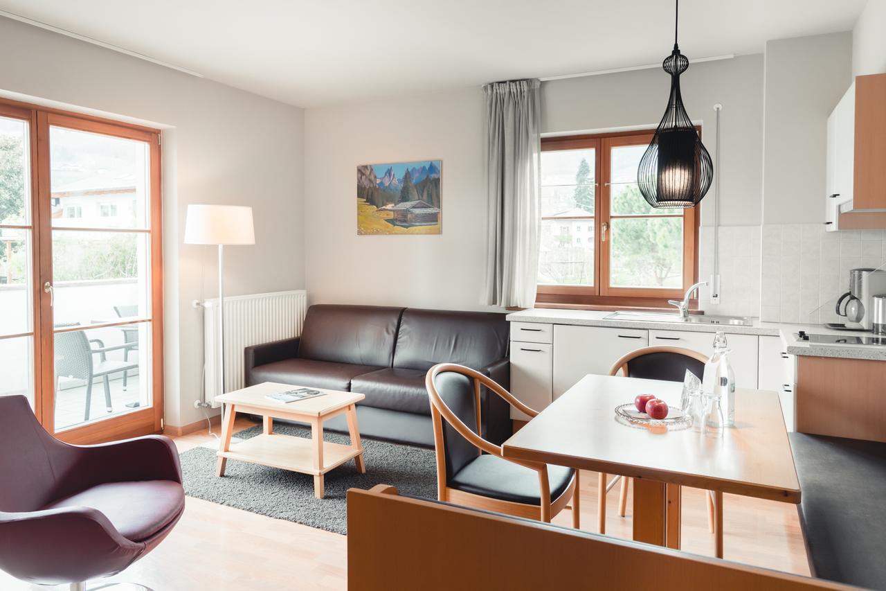 Hotel Tiefenbrunn Gardensuites & Breakfast Lana Bagian luar foto