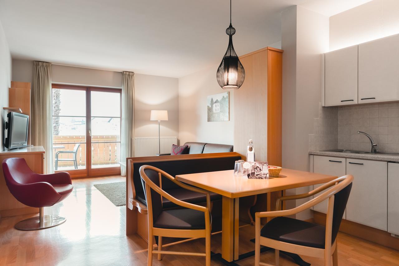 Hotel Tiefenbrunn Gardensuites & Breakfast Lana Bagian luar foto